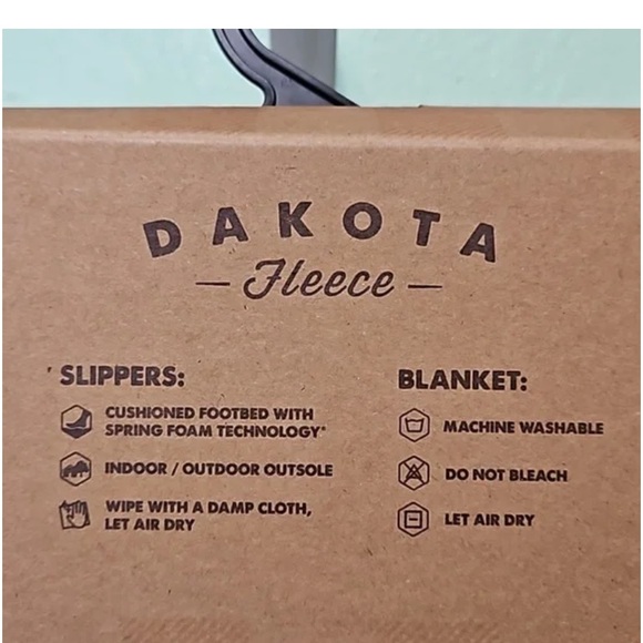 NWT Dakota slipper and blanket set! Sz M Buffalo Plaid and fleece! - Picture 7 of 8